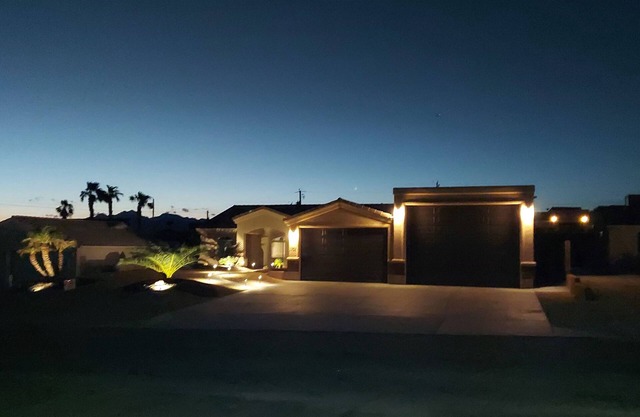 Hermoso de tres dormitorios y dos baños Casa a dos cuadras del Agua