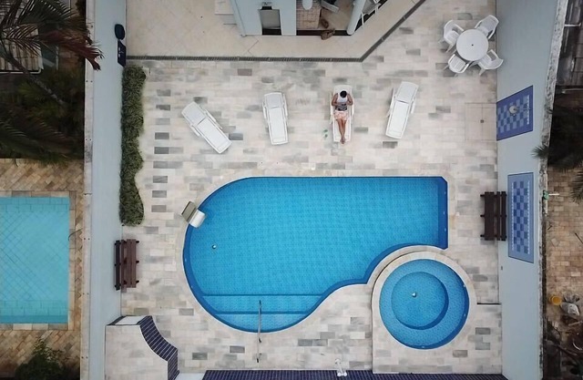 Bonita casa adosada con aire acondicionado, piscina, jacuzzi separado y una cascada