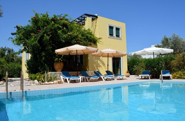 Hermoso de tranquilidad 3 dormitorios y 2 baños con una gran piscina privada a 5 min de Lindos