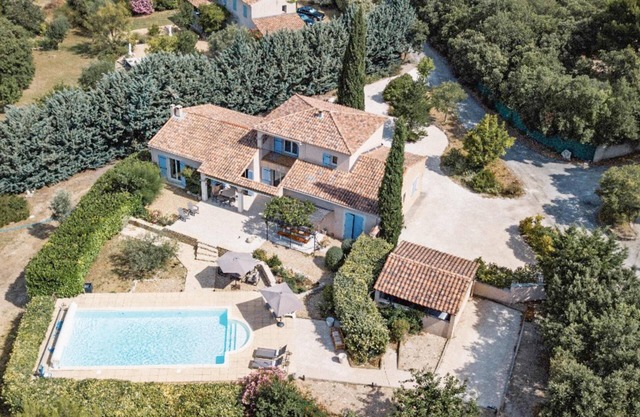 Beautiful villa with pool close to Mont-Ventoux