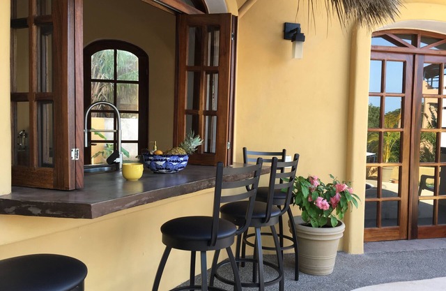 Hermosa casa de vacaciones con vista al mar enclavada en la jungla con piscina