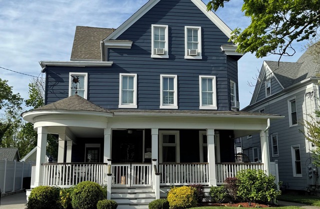 STR 2018-0143 Dos cuadras de playa hermosa victoriana con estacionamiento fuera de la calle