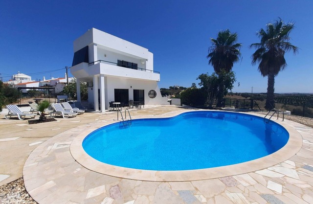 Hermosa villa privada, con una gran piscina privada, cerca de la playa