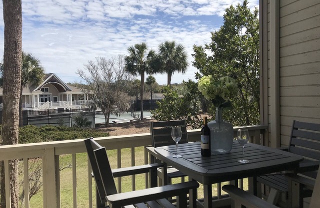 Hermosa y recientemente renovada villa de tenis con acceso al club de playa privado.