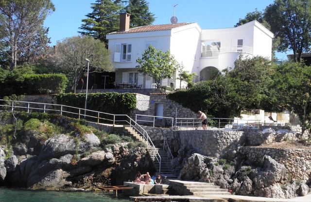 Hermosa "Villa Valica" a pocos pasos de una playa de arena.