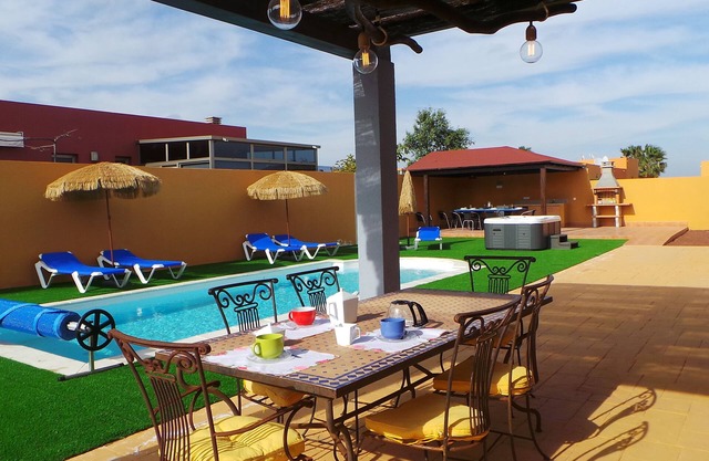 preciosa villa con piscina climatizada, jacuzzy exterior, wifi gratis