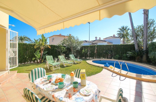 Bonito Chalet con pisicna en Oliva Nova Golf