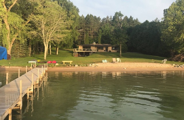 Hermosa casa de alquiler de Walloon Lake (25% de reducción de precio en las aperturas el próximo mes)