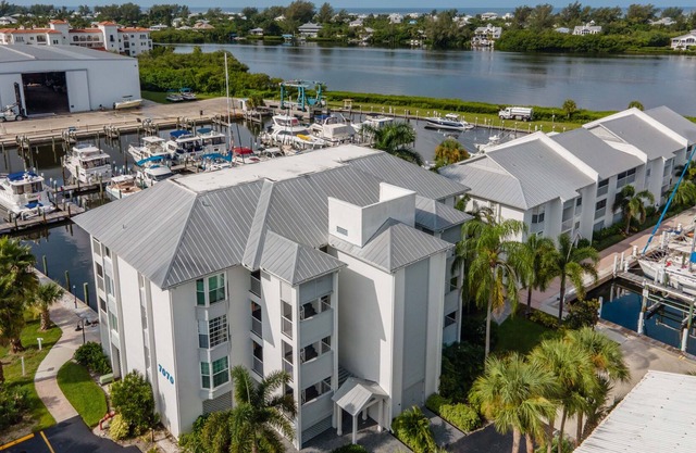 Beautiful Water view Marina side, Nice condo with access to pool 1126H
