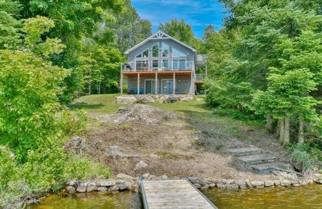 Beautiful waterfront cottage on a pristine lake in Morin Heights