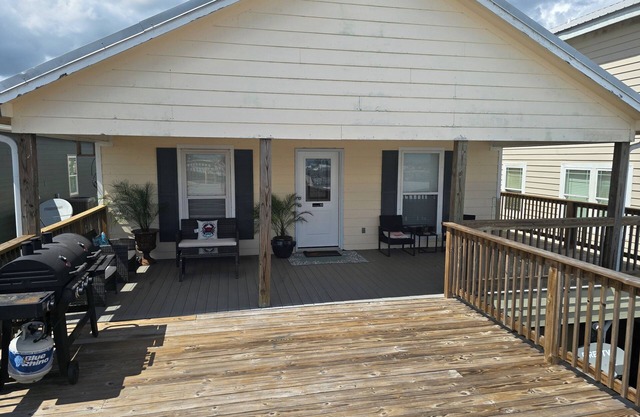 Beautiful Waterfront 3Bdr/2 Bath in Venice Marina REMODLED NO BOAT SLIP OR ICE