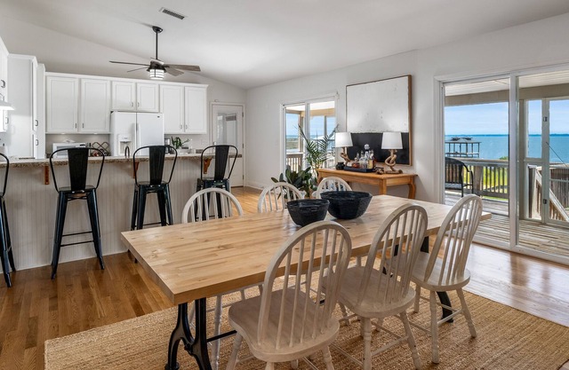 Beautiful Waterfront Home- The Bay Camp