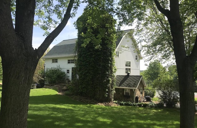 Granero blanco hermoso