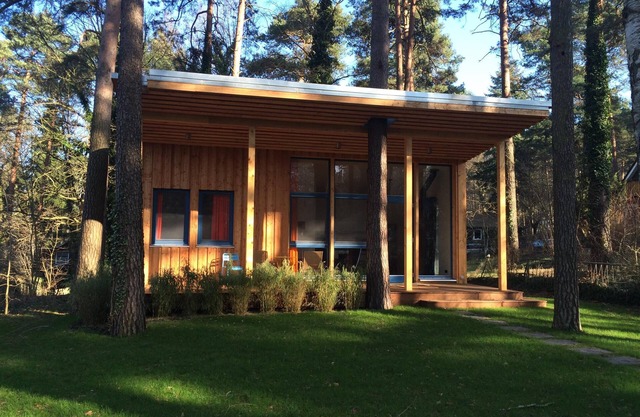 hermosa casa de madera con muebles exclusivos y ventanas panorámicas en Schwielowsee