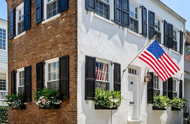 Beautifully furnished Charming single South of Broad. Ideal Location w/ parking