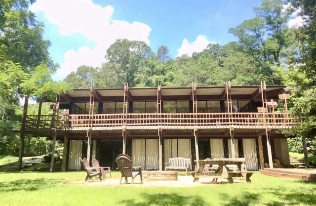 Beautifully open and spacious lodge on a beautiful 350 acre private property