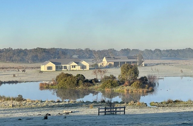 Beautifully positioned, modern farmhouse 15 minutes from Inverloch's beaches.