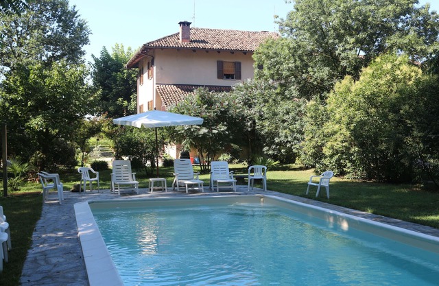 Impresionante casa de campo bien restaurado con una piscina rodeada de vegetación