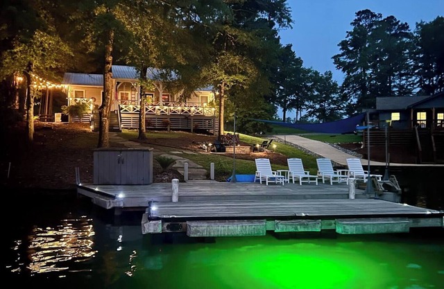 Beautifully Remodeled Lakefront Cottage