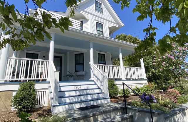 Beautifully renovated 4-bedroom house in Asbury Park - 3 blocks to beach!