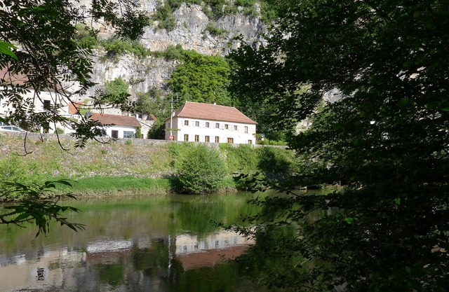 Bellamente restaurada, gran villa francesa a orillas del río Cele.