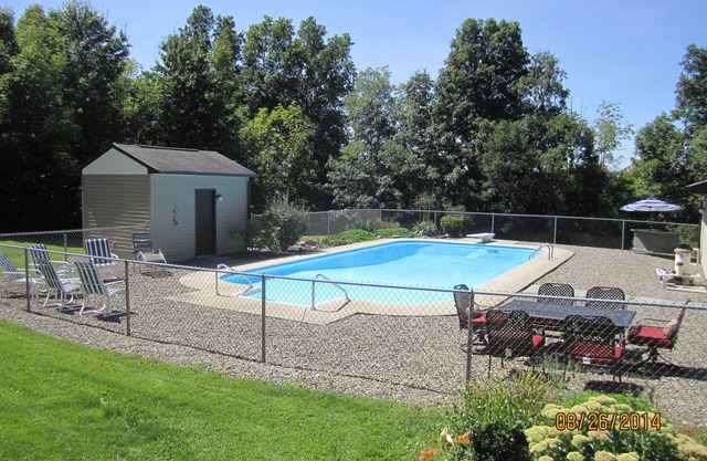 Belleza y tranquilidad te esperan en la suite para huéspedes de Ellis Haven con cocina y piscina
