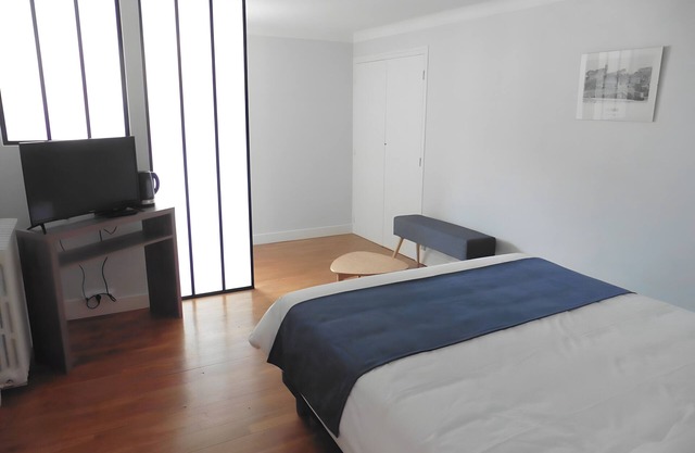 Bed and Breakfast 'Chambre Le Mans' con terraza compartida, jardín compartido y Wi-Fi