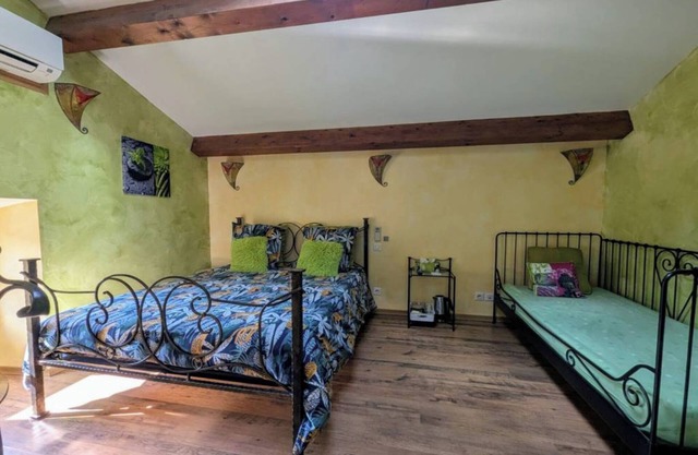 Bed and Breakfast 'Chambres D'hôtes - La Capluc' con vistas a la montaña, Wi-Fi y aire acondicionado