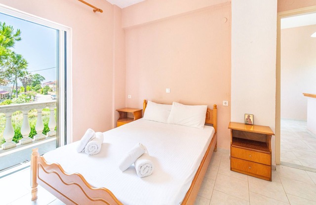 Alojamiento y desayuno 'Family Apartment Marathias ' con terraza compartida y aire acondicionado