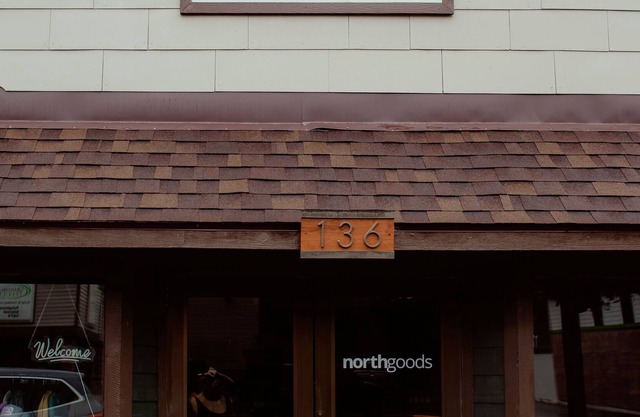 Bed & Breakfast Club: private 80’s themed apartment