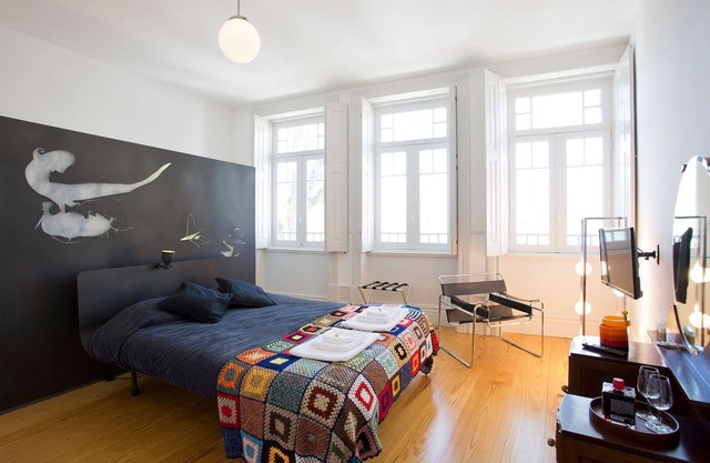 habitación con vistas al río. de la ciudad y de la ciudad.