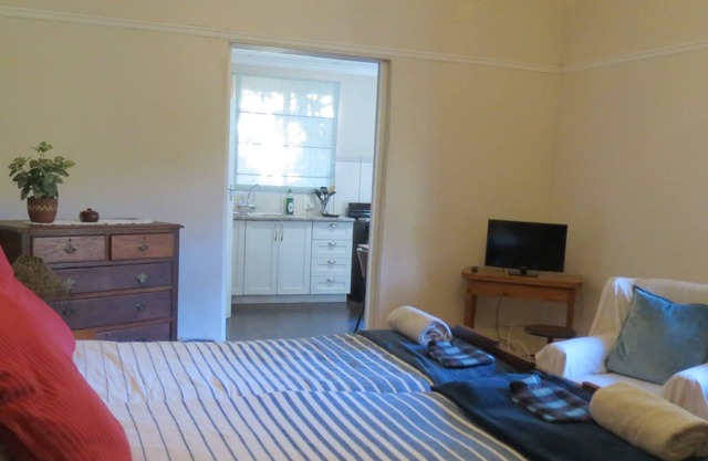 Salón / dormitorio con baño en suite y cocina completa