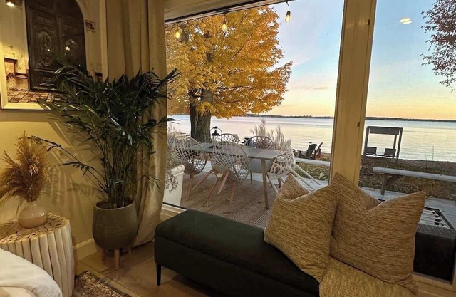 Bee's Luxury BeachHouse - Hot tub, Sauna, Playground, & Game room