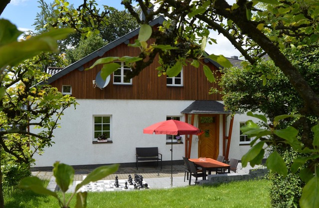 En SCHMEDTE, ideal para familias y tranquilo, con salas de juegos, terraza con barbacoa
