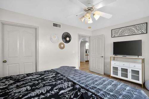 Bell Rock Casita King Size Bed w Cozy Fireplace