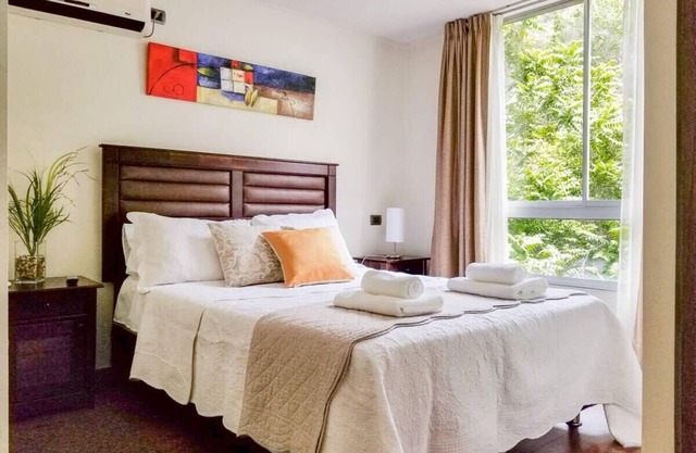 Bellavista Spotlight 1BR Apt - w / Estacionamiento y A / C