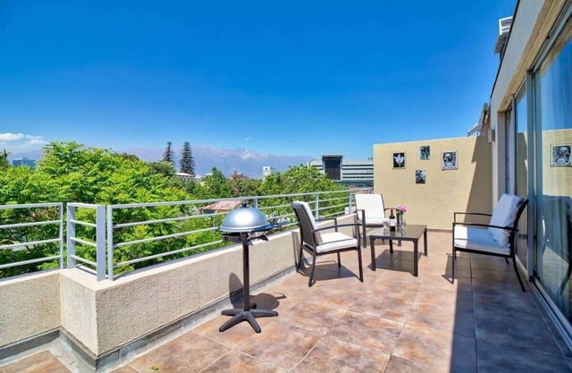 Enorme balcón privado, barbacoa, estacionamiento, aire acondicionado y vista a la ciudad