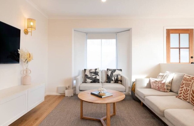 Belleview - stylish family/group retreat + studio