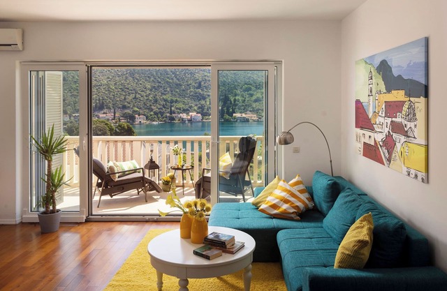 APARTAMENTO DE INFINIDAD MODERNA BELLEVUE CON VISTAS AL MAR Y LUGAR DE ESTACIONAMIENTO