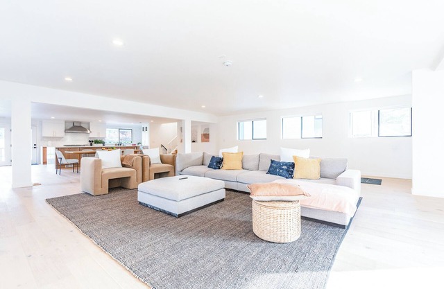 Bellevue Oasis with 6 BR Haven & Pool!