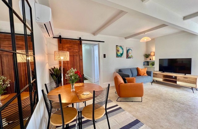 Bespoke Stays - Holiday Beach Side Apartment