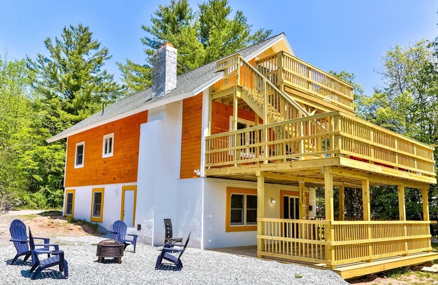 Best Mountain Views Triple level Deck /w Hot tub Brand New Home Sleeps 30!