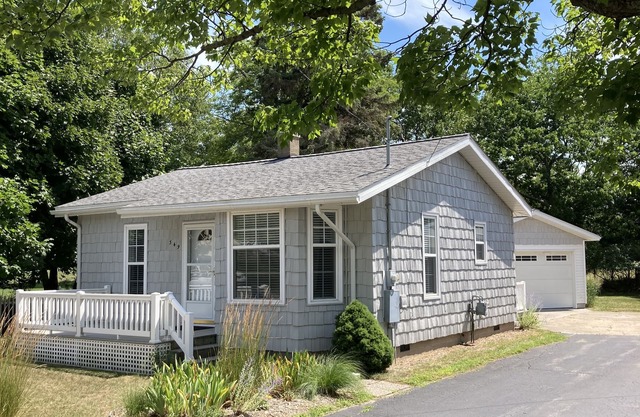 Best of Both Worlds! 5th Avenue Beach and Downtown Within Walking Distance!!
