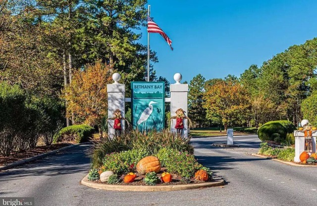 Bethany Beach Luxury Resort, 2nd floor condo. Bring your golf clubs and kayak !