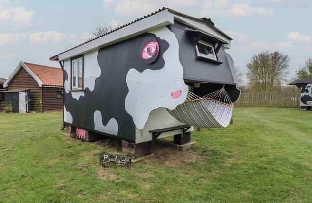 BETSY (COW SHED 2), pet friendly, with a garden in Campsea Ashe