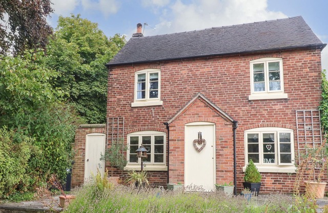 BETWIXT COTTAGE, pet friendly, character holiday cottage in Ashbourne