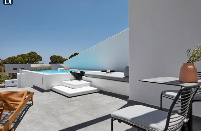 BH388 - C - Suite Santorini