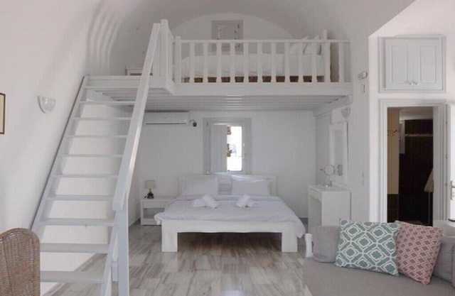 BH974 - C - Suite Santorini