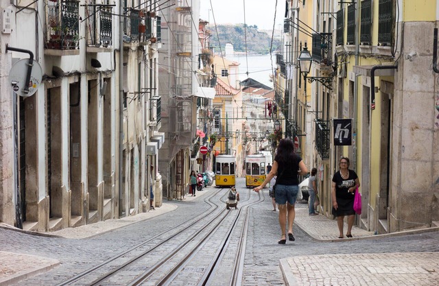 Bica ático en la parte histórica del distrito de São Paulo, con vistas al Tajo