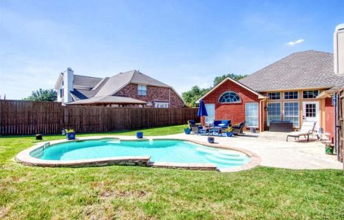 Big Backyard w pool, Centrally Located